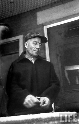 Ed-Gein-in-cuffs.jpg