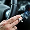 Kiegészítők dohányosoknak: biztonságos-e az autóban bagózás?