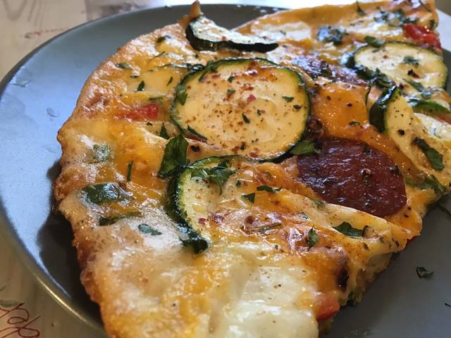 Cukkinis kolbászos sajtos pizza KETO