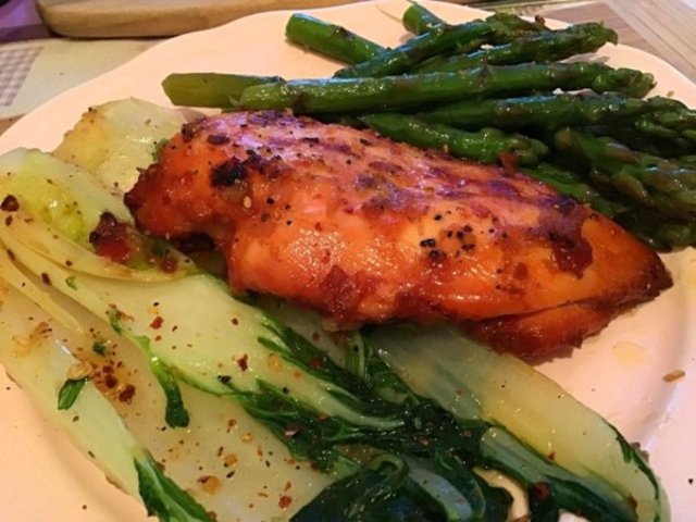 Ázsiai sült csirkemell vajas fokhagymás pak choi és spárgával KETO