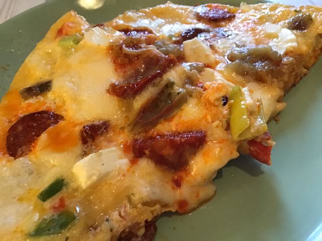 Kolbászos peperonis sajtos pizza aszalt paradicsommal padlizsánnal KETO