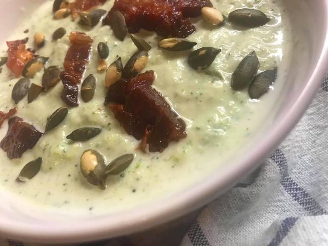 Brokkoli krémleves pirított szalonnával magokkal KETO