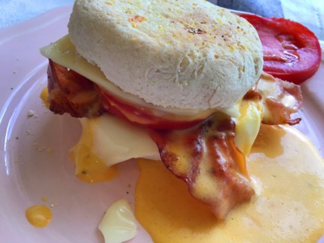 Angol muffin baconnal, erdei sonkával, sajttal és hollandi mártással