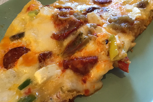 Kolbászos peperonis sajtos pizza aszalt paradicsommal padlizsánnal KETO