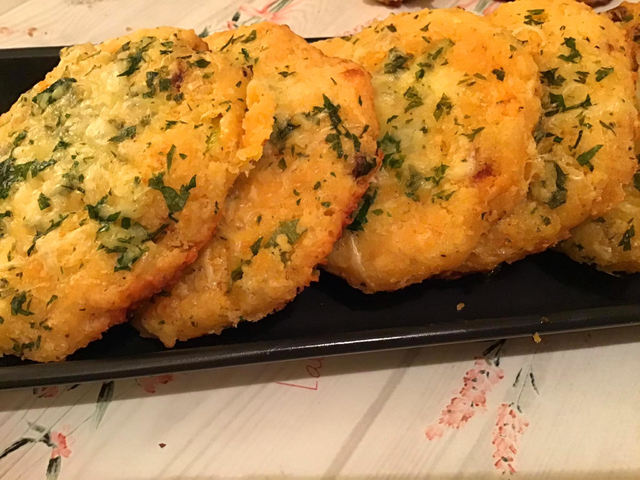 Sajtos kolbászos snack KETO