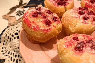 Tökéletes és kényeztető: Vanília pudinggal töltött ribizlis muffin