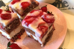 Mámorító: Epres-túrókrémes kakaós sütemény