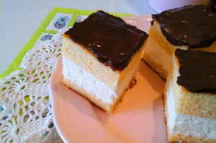 Fincsike: Csokoládés tejszínes túrókrémes sütemény