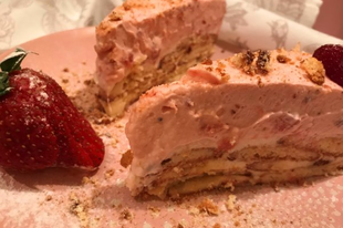 Nyárimádó: Epres-fehércsokis mousse torta házi babapiskótával