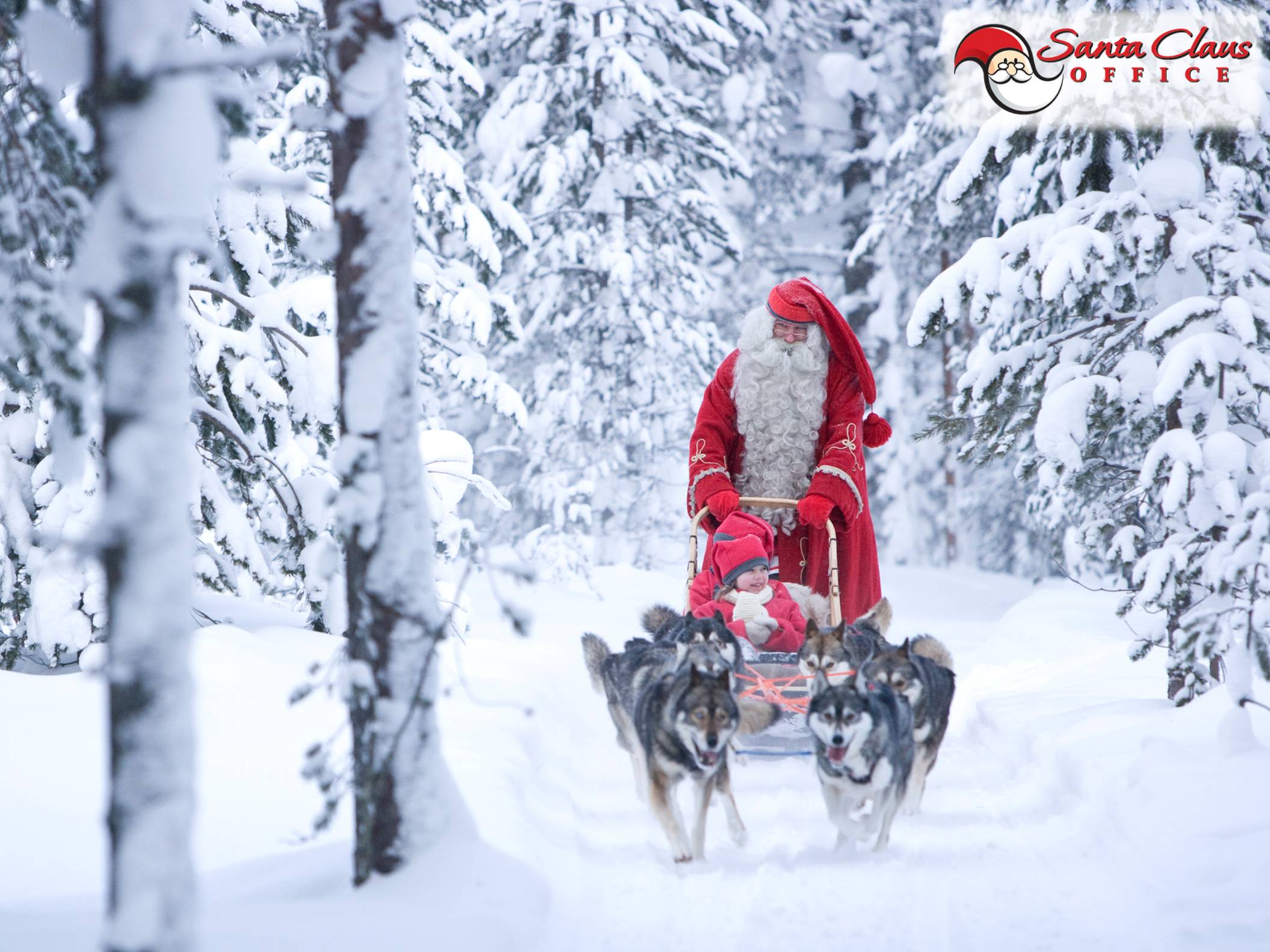 a Mikulás Finnországban karácsonykor szánnal érkezik