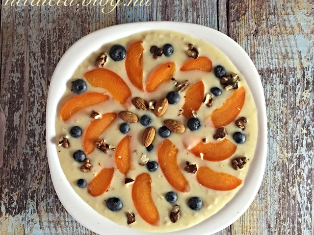 Joghurtos őszibarackos zabkása friss gyümölcsökkel, magokkal