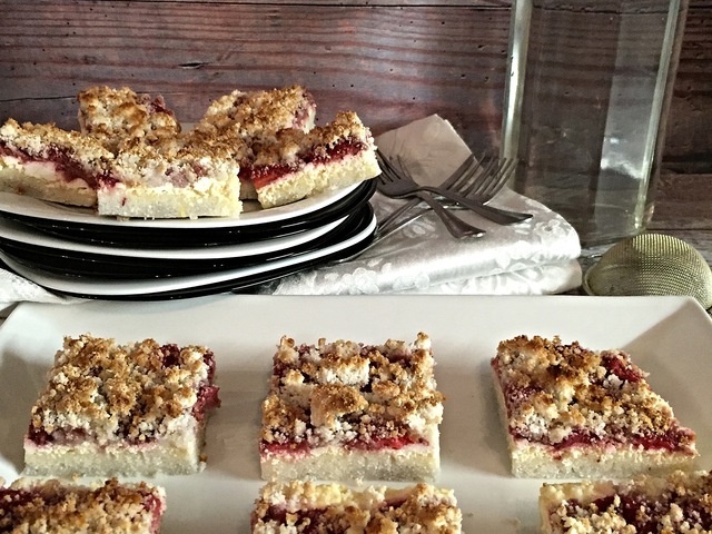 Morzsa süti túróval és eperrel