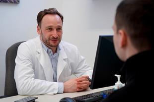 Vége az évekig tartó szenvedésnek! Új műtéti megoldásokkal válhat fájdalommentessé a vállprobléma