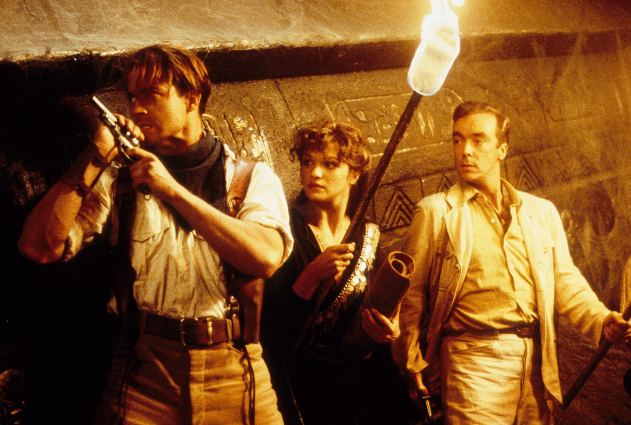 brendan-fraser_-john-hannah_-and-rachel-weisz-in-the-mummy-_1999_-large-picture.jpg