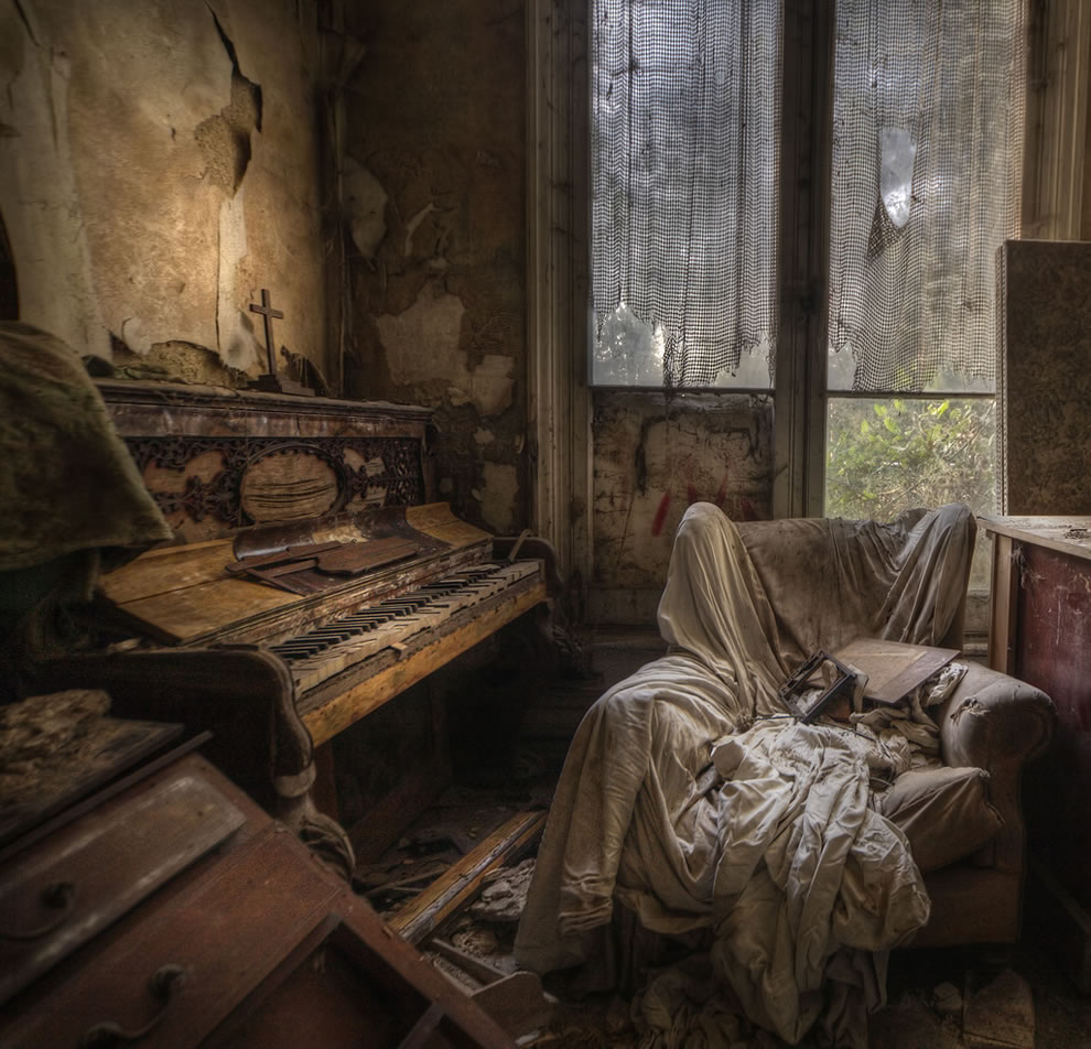 ghost-house-a-real-creepy-room-in-the-abandoned-manor-house.jpg