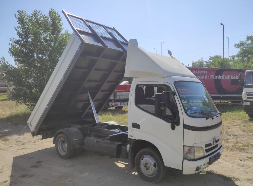 toyota_dyna_billencses_epitoanyagszallito_kisteherauto_masik_oldalrol.JPG