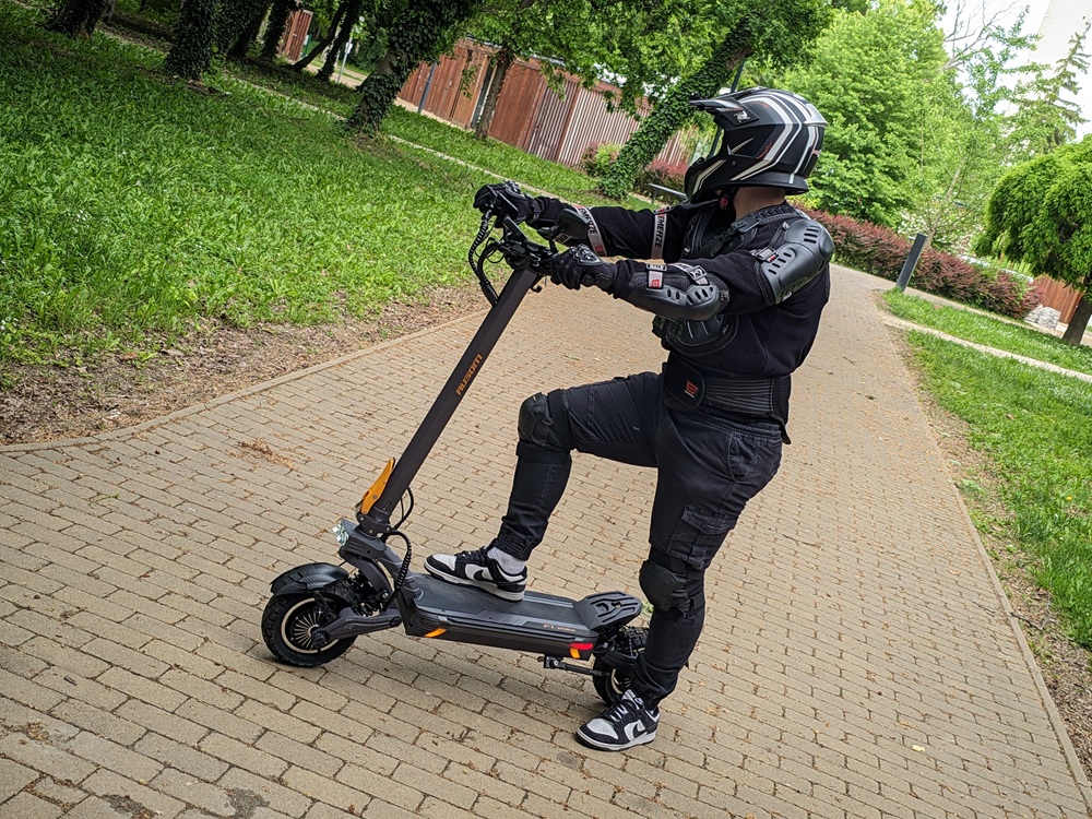 ausom-f1-max-nyito.jpg