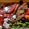 Görögös fetás csirkemell olivabogyóval, vajas bébirépa, zöldborsó