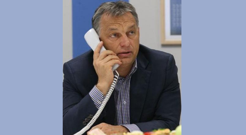 orban_telefonnal.jpg