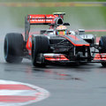 Hamiltoné a második szabadedzés, Alonso és Senna is autót tört