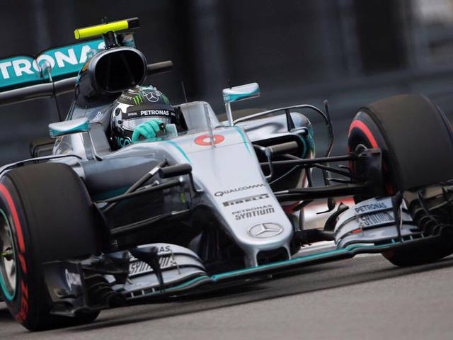 F1 Rosbeg nyert, Hamilton mentette a menthetőt, Vettel kiesett Szocsiban