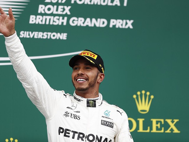 F1 Hamilton győzelem, defektes Ferrarik Silverstone-ban