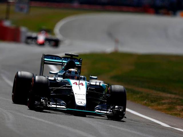 F1 Hamilton idei nyolcadik pole-ját szerezte meg Silverstone-ban