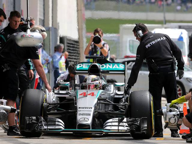 F1 Hamiltoné a pole, Rosberg egy kicsúszással szúrta el a lehetőséget