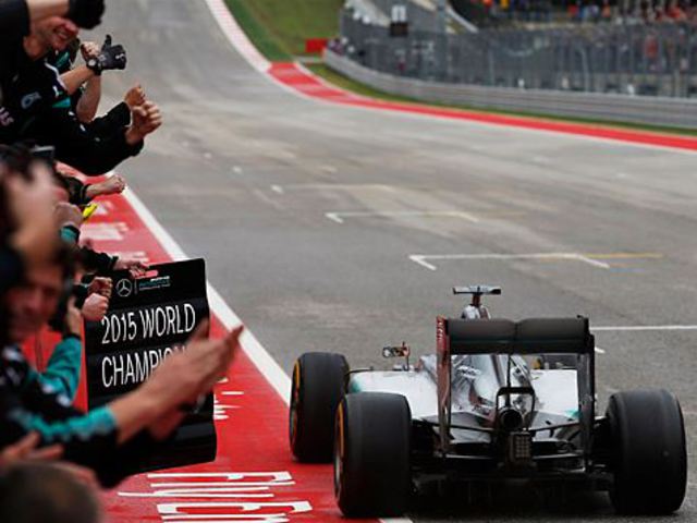 F1 Hamilton győzött és háromszoros világbajnok lett az őrült austini futamon