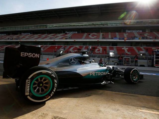 F1 A Mercedesnél ráléptek a gázra, Rosberg az élen a teszthét első napján