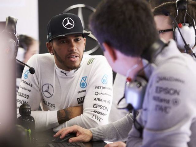 F1 Hamilton nem osztozik csapattársával