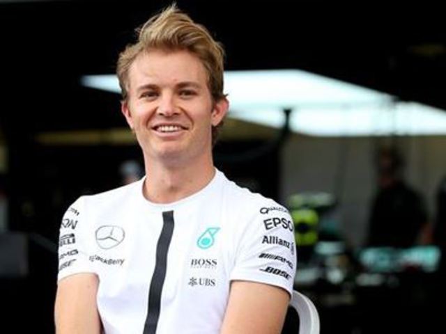 F1 Rosberg a Red Bullok előtt a 2. szabadedzésen Mexikóban