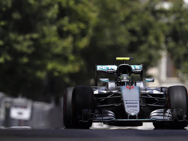 F1 Rosbergé a pole, Hamilton esett-kelt, és autót tört Bakuban