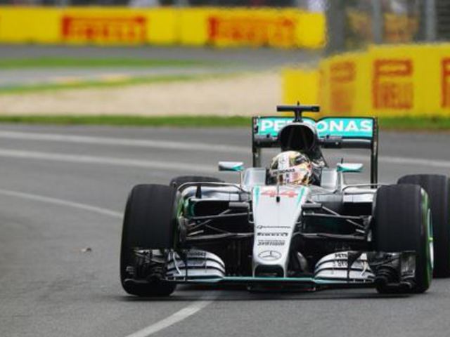 F1 Hamilton az élen, Rosberg a falban végzett a második szabadedzésen