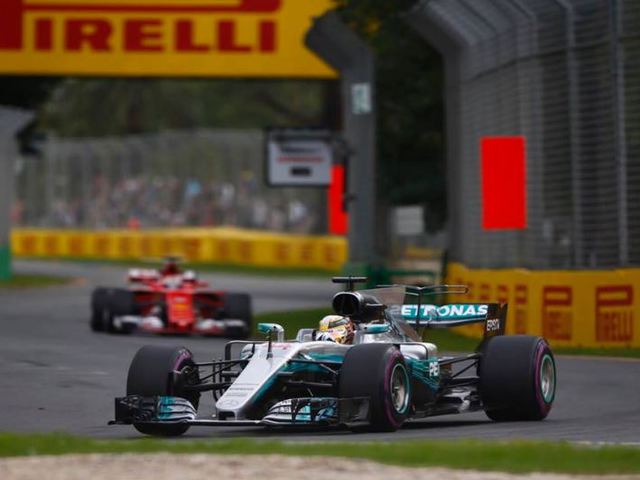 F1 Hamiltoné a szezon első pole-ja, Vettel szétválasztotta a Mercedeseket