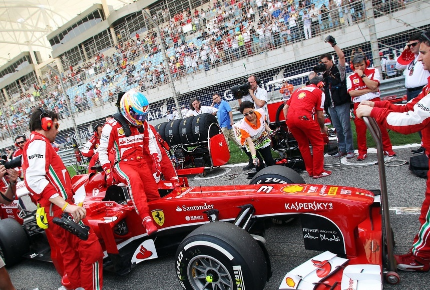 Alonso a rajtrácson.jpg