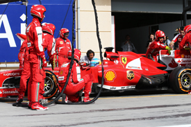 Alonso hátsó szárnya Bahreinben.jpg