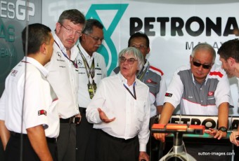 Mercedes Ecclestone eltávolítására készül.jpg