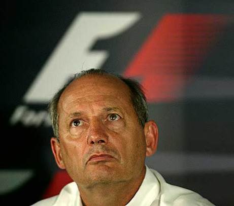 Ron dennis továbbra is elnök.jpg