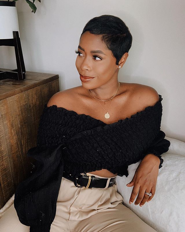 Nyakláncok és fülbevalók<br /><br />Derékon alul szinte mindenki a lazaságot választja, de a videó hívásokhoz azért szeretünk felöltözni. Vagy legalábbis azt a látszatot kelteni, hogy próbálkoztunk… Ilyenkor jönnek jól a fülbevalók és nyakláncok, esetleg hajba kötött kendők és hajpántok.<br /><br />@highlowluxxe