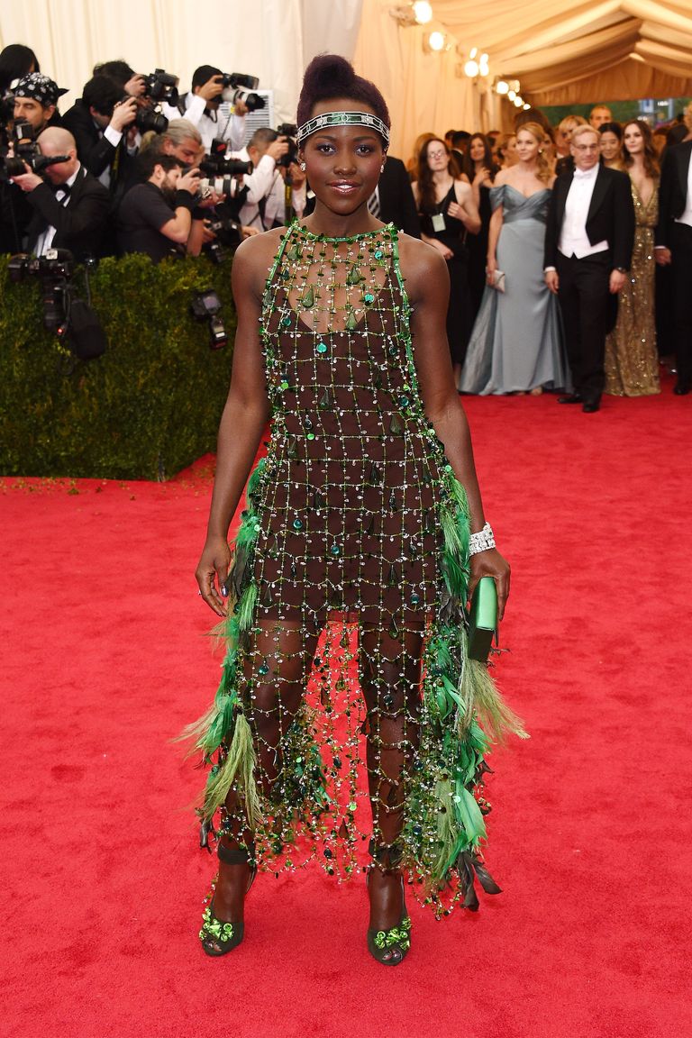 Fejpántot sem sűrűn látunk vörös szőnyeges eseményeken… pedig talán kellene!<br /><br />LUPITA NYONG‘O<br />Prada, 2014