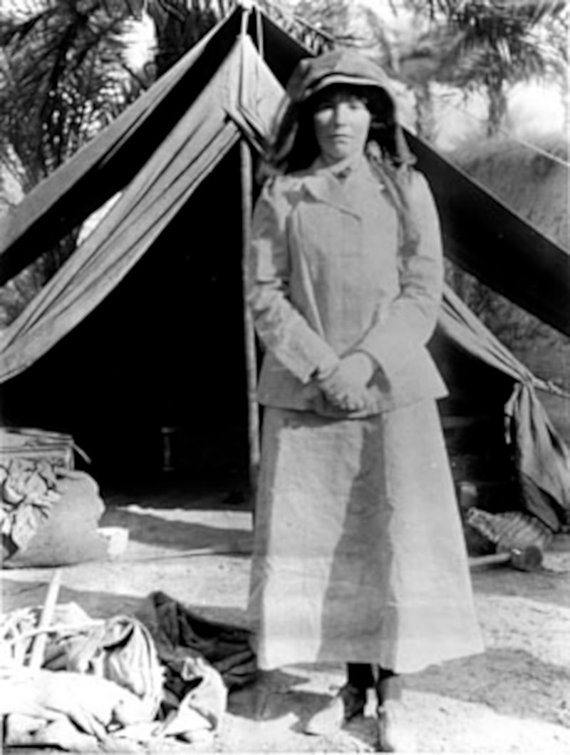 800px-bellk_218_gertrude_bell_in_iraq_in_1909_age_41.jpg