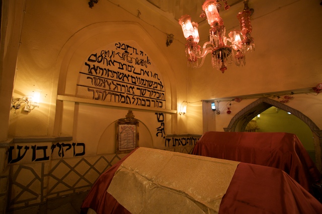 Tomb_of_Ester_and_Mordechai_interior.jpg