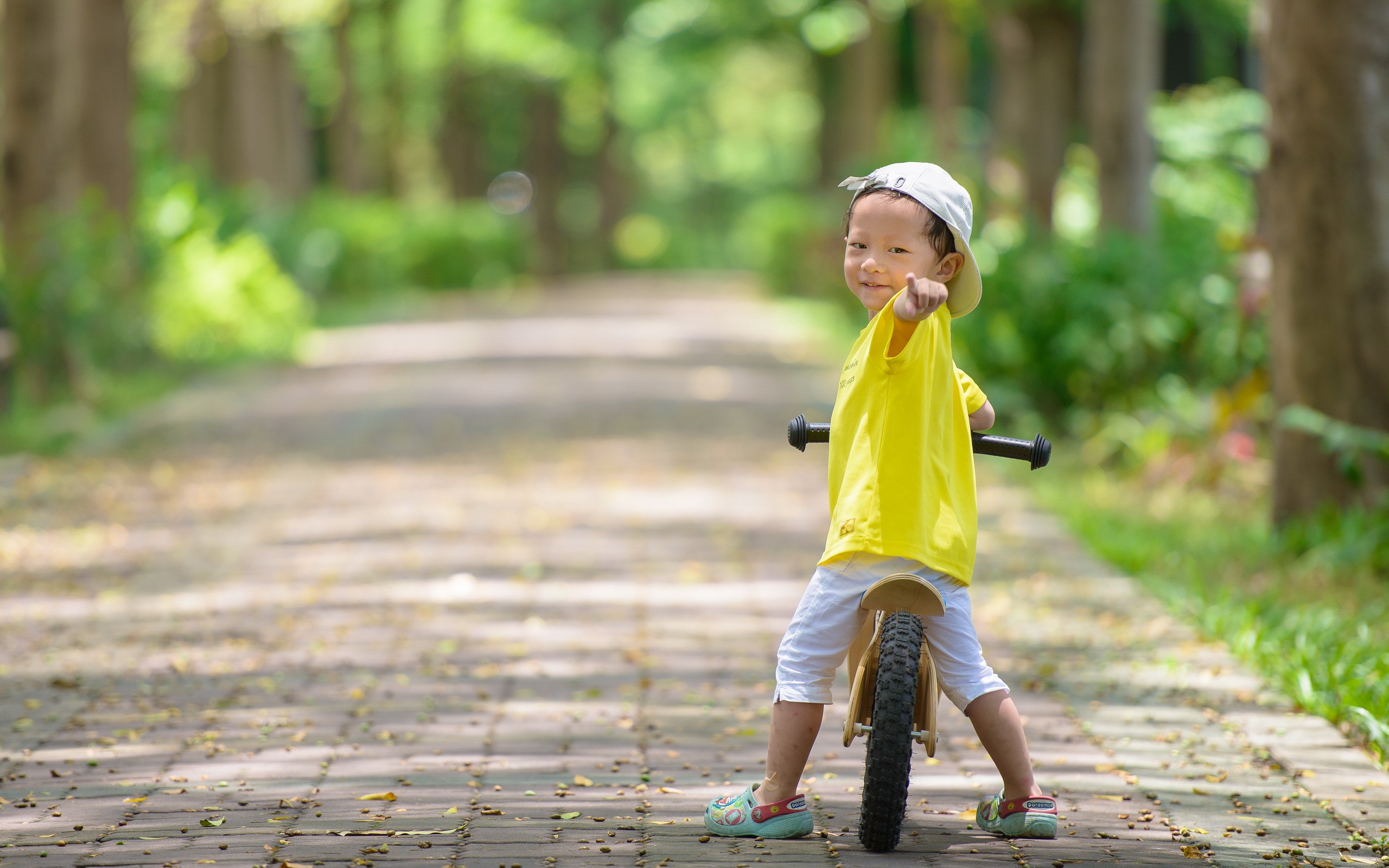 boy-on-bicycle-2k-wallpaper.jpg