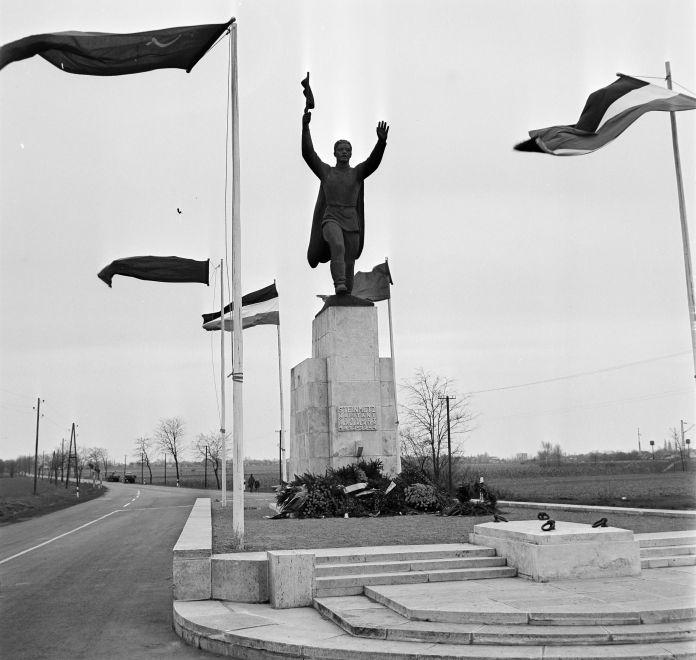 steinmetzkapitanyszobra-1968korul-fortepan_hu-178315-adomanyozobojarsandor.jpg