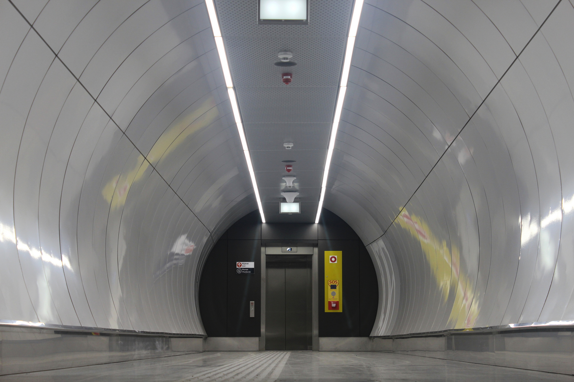Deák tér: A fehér alagút az új lifthez vezet