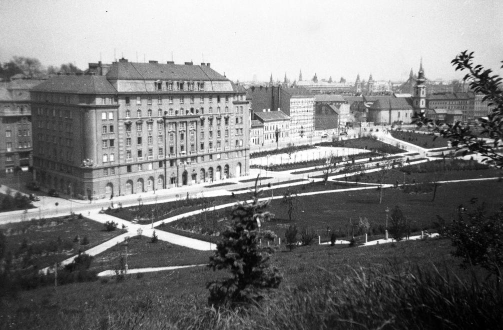 Parképítés a Tabánban az 1930-as években. Előtérben a Bethlen ház. (forrás: fokert150.hu)