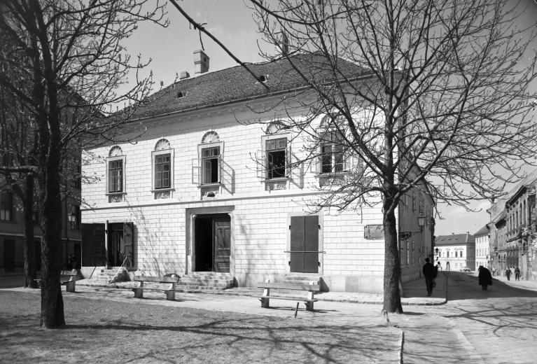 vorossunhaz-1960asevek-fortepan_hu-28608.jpg