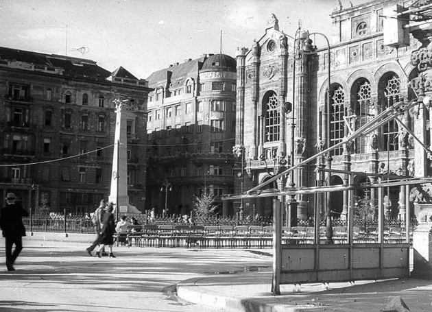 fovarosi.blog.hu: VigadoTer-1945-fortepan.hu-45583 - indafoto.hu