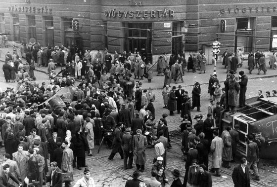 fovarosi.blog.hu: BlahaLujzaTer-1956-Gyogyszertar-fortepan.hu - indafoto.hu
